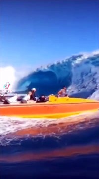 Perdre son repas à cause d'une énorme vague