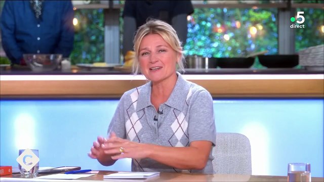 Il sera de retour lundi prochain : Un chroniqueur important de C à Vous absent toute la semaine, annonce Anne-Elisabeth Lemoine - capture d'écran France 5