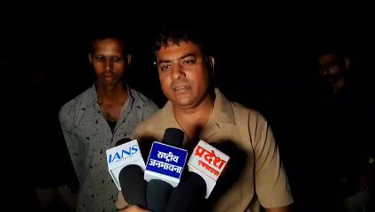 इंदौर में कार और बस की भीषण टक्कर के बाद खाई में गिरे वाहन, 4 यात्रियों की मौत