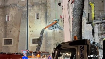 Torre dei Conti, Vigili del Fuoco scavano anche a mano tra i detriti