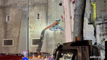 Torre dei Conti, Vigili del Fuoco scavano anche a mano tra i detriti