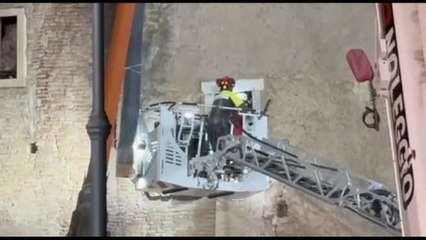 Operaio bloccato in Torre dei Conti, entra operatore medico Ares