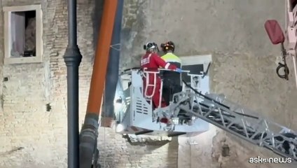 Operaio bloccato in Torre dei Conti, entra operatore medico Ares