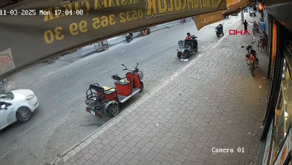 Otomobil iş yerine girdi; kaldırımdaki yaya ezilmekten son anda kurtuldu; kaza anı kamerada