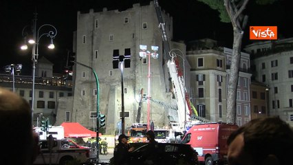Crollo Torre dei Conti a Roma, si scava con le mani per salvare l'operaio ancora sotto le macerie
