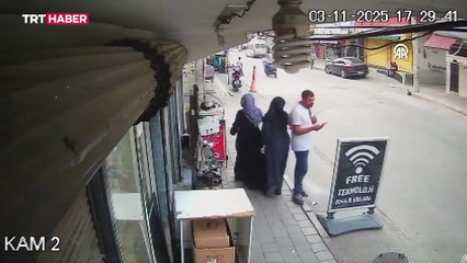 Adana'da otomobil markete girdi, yaya kıl payı kurtuldu