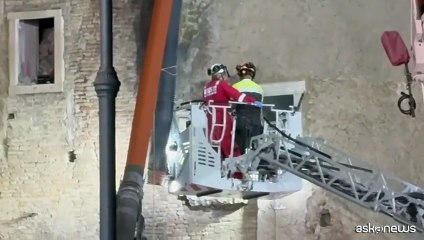 Operaio bloccato in Torre dei Conti, entra operatore medico Ares