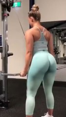 Girl working out até the gym.