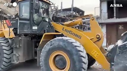 Gaza City, giovani militanti di Hamas presidiano l'area presso la linea gialla