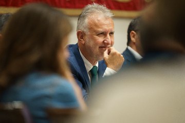 Ángel Víctor Torres se interesó por las mascarillas de Soluciones de Gestión tres meses después de la contratación