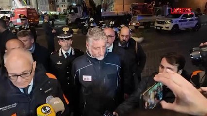 Crollo Torre dei Conti, Gualtieri: «Uomo sotto le macerie è vigile e ha la maschera per l'ossigeno»