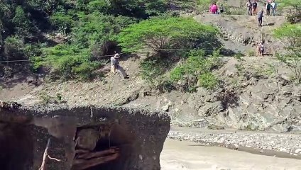 Residentes de La Isleta arriesgan sus vidas cruzando el río Banilejo con una polea improvisada