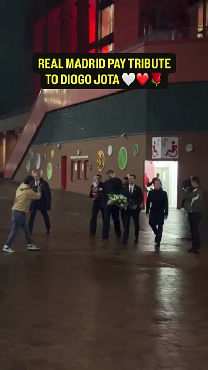 Xabi Alonso, Trent Alexander-Arnold, Dean Huijsen & Emilio Butragueño memberi penghormatan kepada Diogo Jota