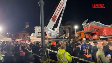 Crollo Torre dei Conti, estratto l'operaio da sotto le macerie: le immagini del salvataggio