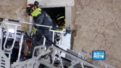 Crollo torre, estratto operaio dalle macerie