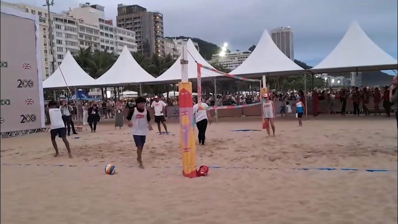 Príncipe William joga vôlei de praia com Carol Solberg em Copacabana