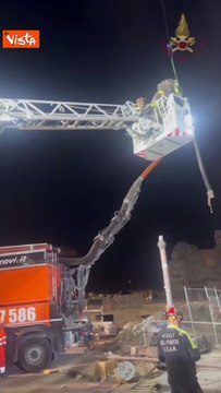 Crollo Torre dei Conti, estratto vivo l’operaio dopo 11 ore sotto le macerie in gravi condizioni