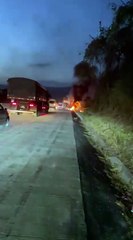 Caminhão prancha pega fogo na BR-101 em São Miguel dos Campos