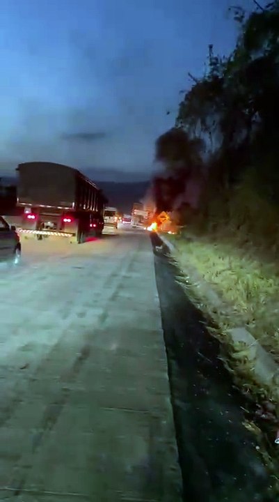 Caminhão prancha pega fogo na BR-101 em São Miguel dos Campos