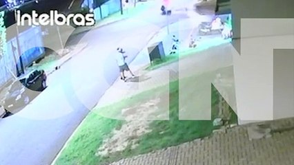 Câmera flagra batida entre motos em cruzamento no Bairro Canadá
