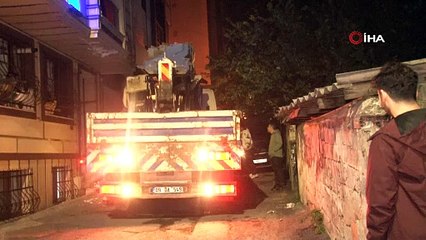 Eyüpsultan’da sokağa dalan vinç dehşet saçtı: Mahalleli sokağa döküldü