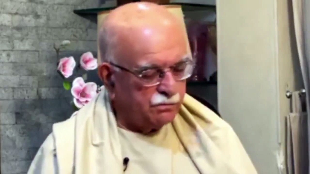 ‏آرمی چیف بادشاہ نہیں کہ وه جو چاہے کریں۔ آئین کی بالادستی پر یقین رکھنے والے ہر جج، جرنسلٹ، سياست دان اور ہر مكتبہ فکر کے لوگوں کو آواز اٹھانی چاہئے کہ اس ملک کو غیر جمہوری طریقے سے چلانے کے لئے تیار نہیں۔