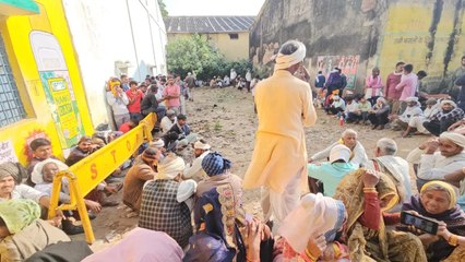 खाद के लिए फिर मारामारी, सुबह से महिला व पुरुष किसानों की लगी लंबी लाइन