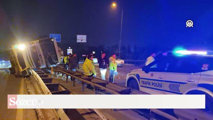 Kocaeli'de devrilen yonga yüklü tır trafiği aksattı