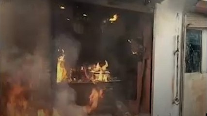 उधार सामान न देने पर दिन जनरल स्टोर पर लगाई आग