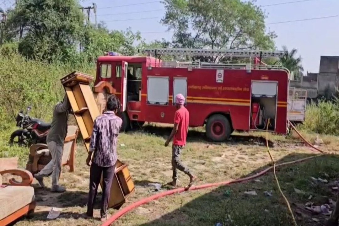 फर्नीचर फैक्टरी व गोदाम में लगी भीषण आग, लाखों रुपए का सामान जलकर खाक