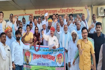 प्याज के गिरते भाव पर किसानों में आक्रोश, खैरथल मंडी में दिया धरना प्रदर्शन