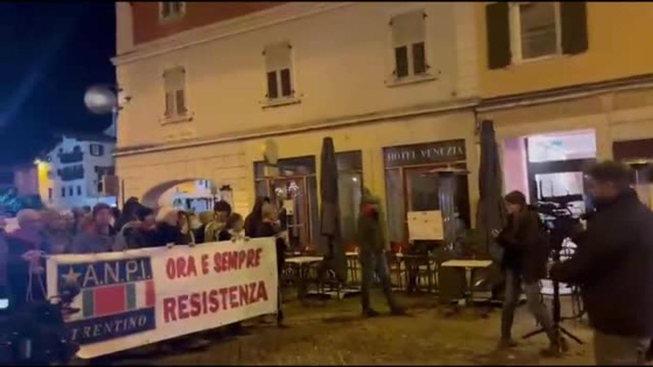 Trento, tensione tra manifestanti in piazza: interviene la polizia per evitare lo scontro