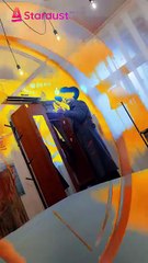 كسب فلوس كثير من إنه يبيع وقت الفقراء للأغنياء.#7993