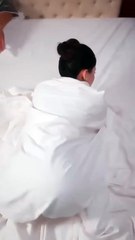 On her first night after transmigrating into a book, she unexpectedly lost her virginity to a top tycoon. They spent a passionate and intense night together. She lied and claimed to be his girlfriend, making the man, who had tasted the sweetness, complete