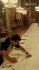 De forma milimétrica y con la ayuda de un cordel: así se prepara la mesa para la cena de gala en el Palacio Real
