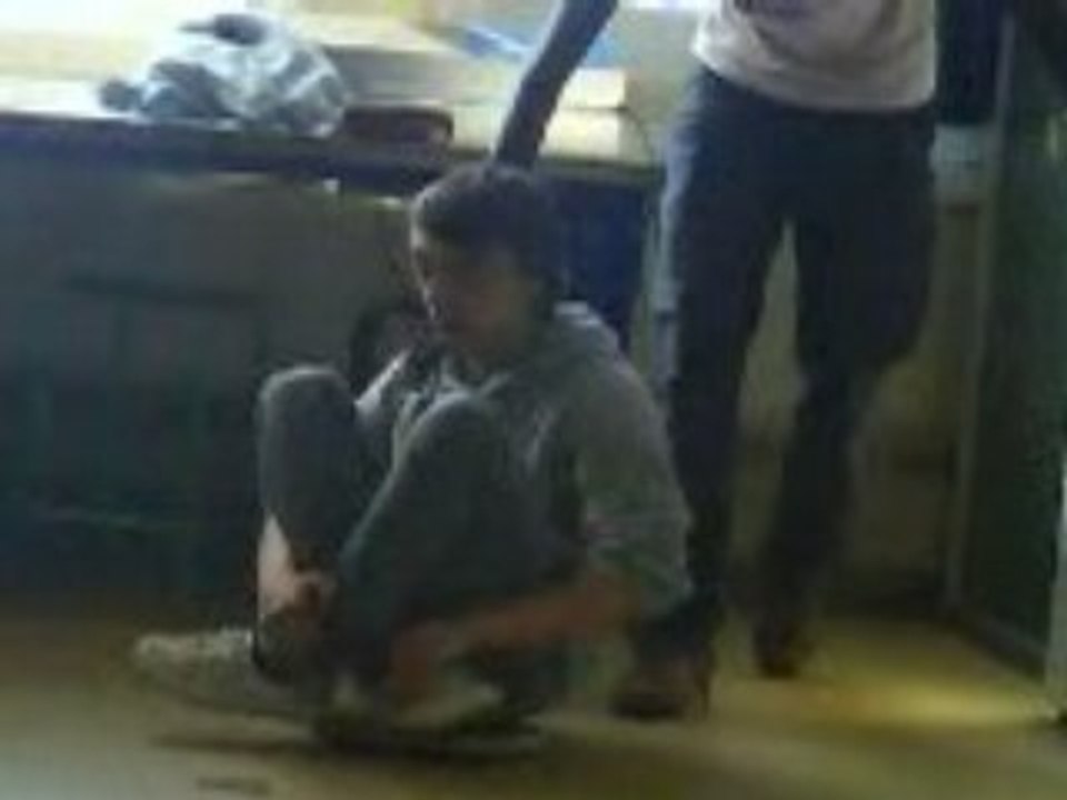 axel et amadou s'amuse sur un bout de bois