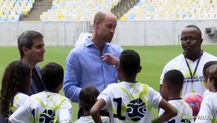 Il principe William gioca al Maracana con i bambini e con Cafu