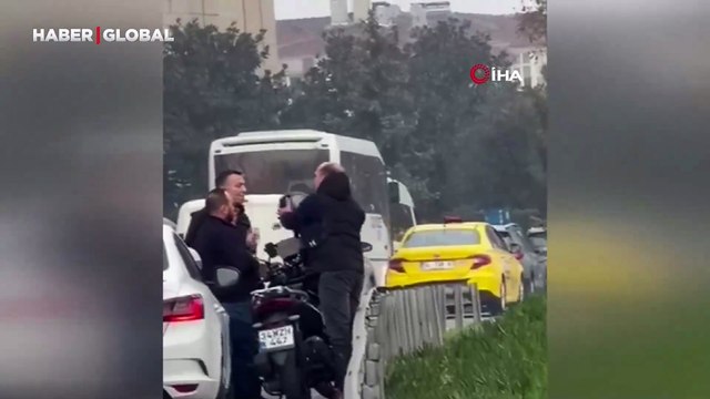 Cep telefonu kamerasına yansıdı: Otomobil ve motosiklet sürücüsü arasında yol verme kavgası!