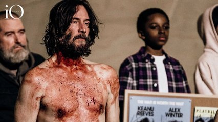 Keanu Reeves nudo e insanguinato: il colpo di scena da sex symbol