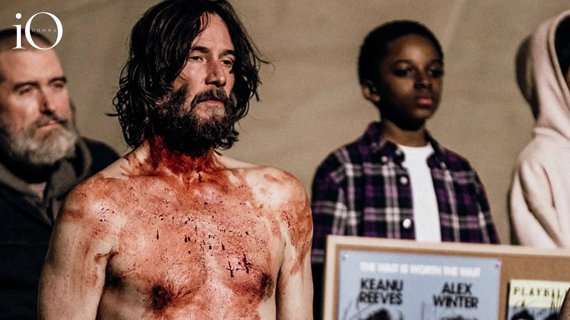 ⁣Keanu Reeves nudo e insanguinato: il colpo di scena da sex symbol