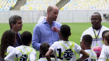 Il principe William gioca al Maracana con i bambini e con Cafu