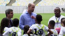 Il principe William gioca al Maracana con i bambini e con Cafu
