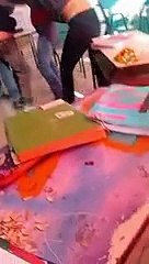 "¿Qué problema tenés con mi hija?": una mujer irrumpió en una escuela y golpeó con una cadena a una aluna de 14 años