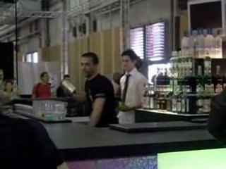 BAR ACADEMY : les pros du jonglage avec des bouteilles