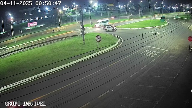 Fiat Argo fica encavalado ao tentar acessar marginal da BR-277 no Trevo Cataratas em Cascavel