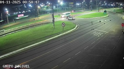 Fiat Argo fica encavalado ao tentar acessar marginal da BR-277 no Trevo Cataratas em Cascavel