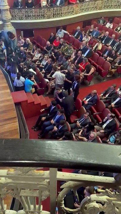 João Campos e Raquel Lyra se cumprimentam em evento de 200 anos do Diário de Pernambuco