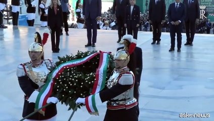 Mattarella depone corona di alloro sulla tomba del Milite Ignoto