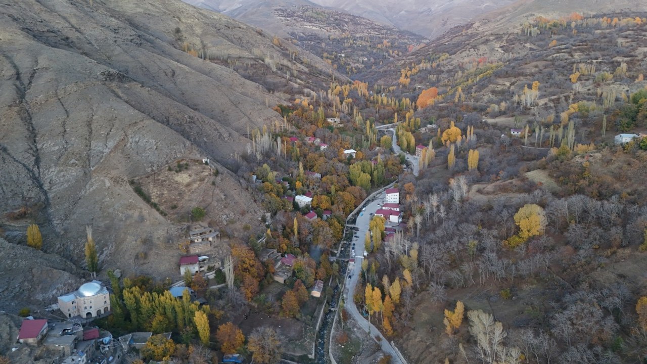 Sonbahar renkleriyle bütünleşen taş evler: Bitlis’ten kartpostallık manzaralar