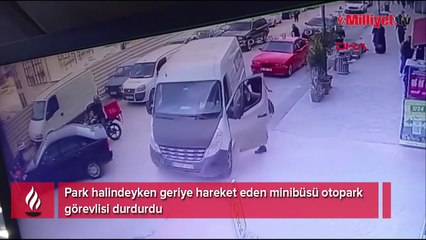 Park halindeyken geriye hareket eden minibüsü otopark görevlisi durdurdu